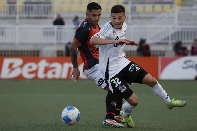 Lucas Cepeda en acción por Colo Colo ante Deportes Limache. (Andres Pina/Photosport).