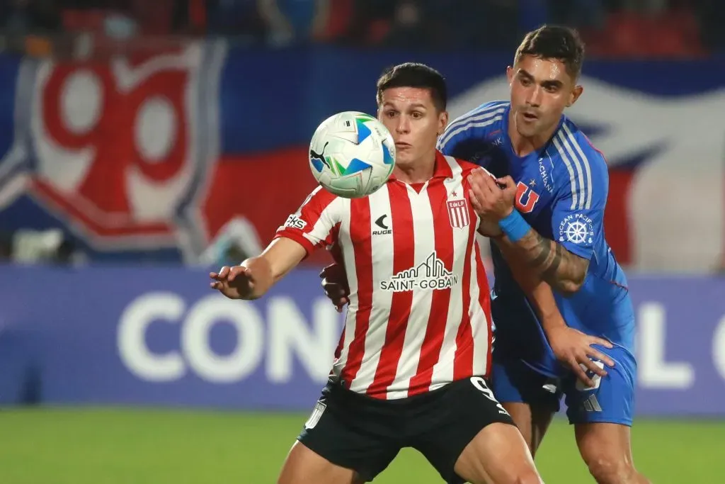 Nicolás Ramírez marca a Guido Carrillo en la derrota azul ante Estudiantes. (Jonnathan Oyarzun/Photosport).