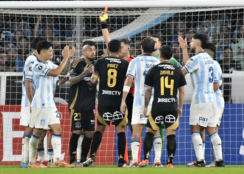 Vidal fue expulsado por polémicos gestos frente a Racing. Imagen: Photosport