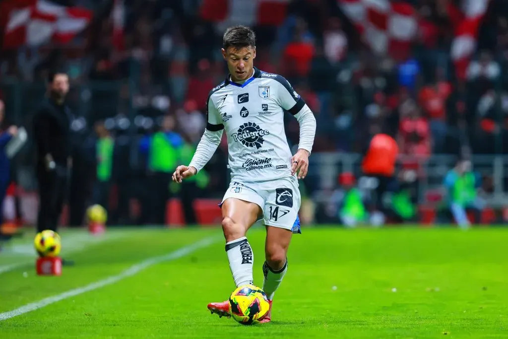 Federico Lértora en acción por los Gallos Blancos de Querétaro. (Manuel Velasquez/Getty Images).