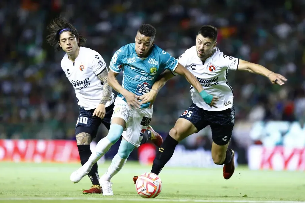 Joaquín Montecinos y Federico Lértora en Xolos de Tijuana en la marca de Byron Castillo. (Leopoldo Smith/Getty Images).