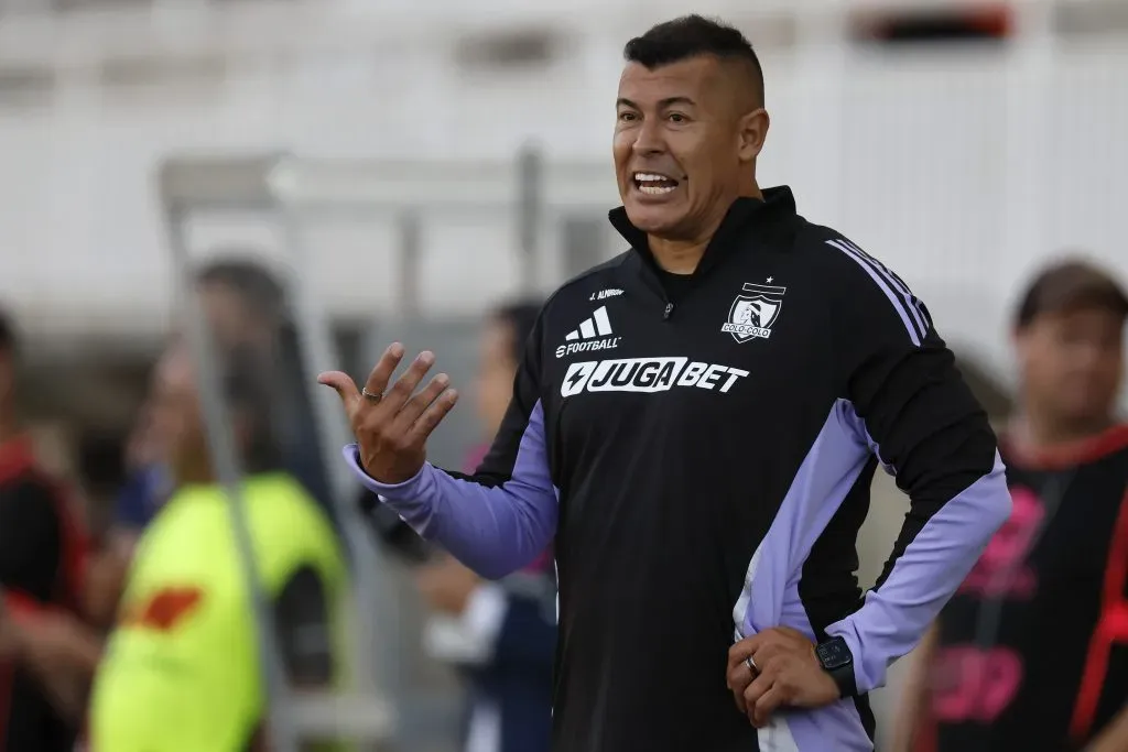 Jorge Almirón no hará tan fácil su salida de los albos. (Andres Pina/Photosport).