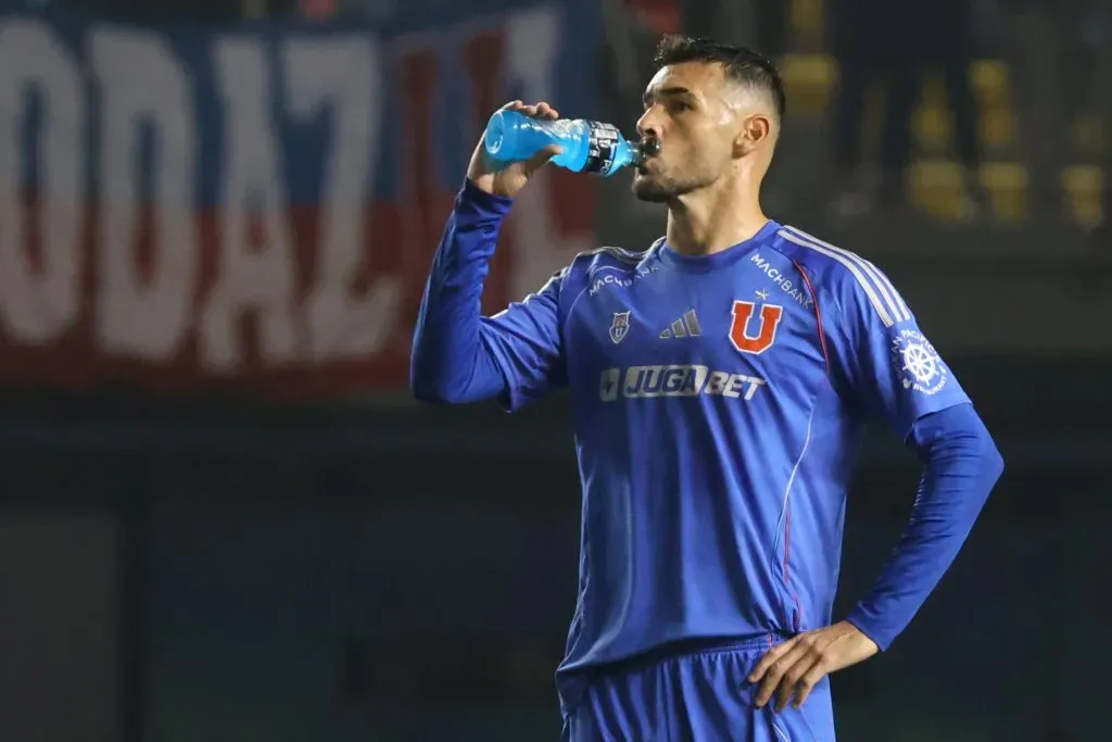 Fabricio Formiliano tiene la puerta de salida muy cerca en la U. (Jonnathan Oyarzun/Photosport).