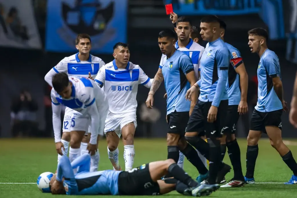 Gary Medel pudo ser expulsado esta tarde en una nueva caída de Universidad Católica, pero el VAR lo salvó. | Foto: Photosport.