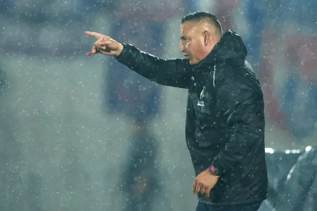 Jaime García da indicaciones bajo la lluvia en el Estadio Nacional. (Felipe Zanca/Photosport).