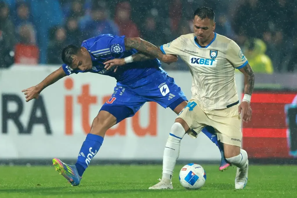 Nicolás Vargas lucha con Rodrigo Contreras, autor de uno de los goles. (Felipe Zanca/Photosport).