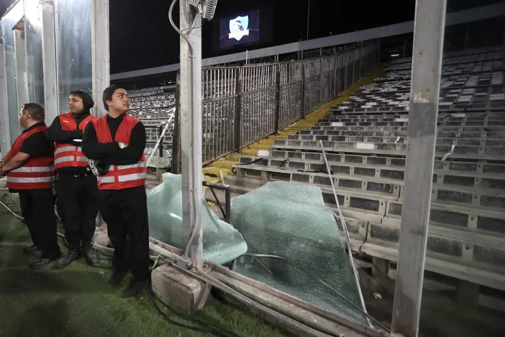 Así quedó el sector del Monumental por donde entraron a la cancha en el partido cancelado ante Fortaleza. (Felipe Zanca/Photosport).