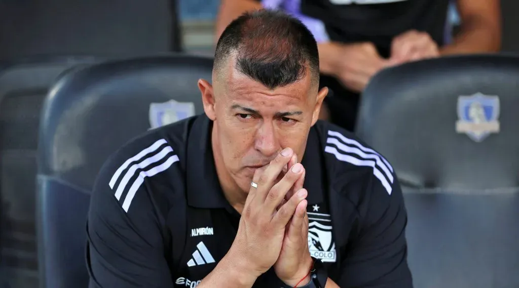 Jorge Almirón puede aferrarse a la banca de Colo Colo más del plazo que todos piensan. Foto: Photosport.