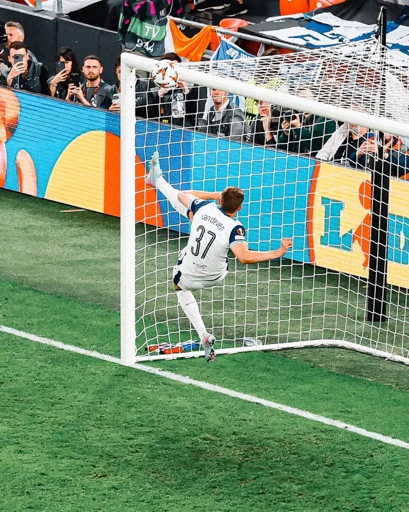 Esta salvada de Micky Van de Ven le dio el título de la UEFA Europa League al Tottenham ante Manchester United. Foto: Tottenham.
