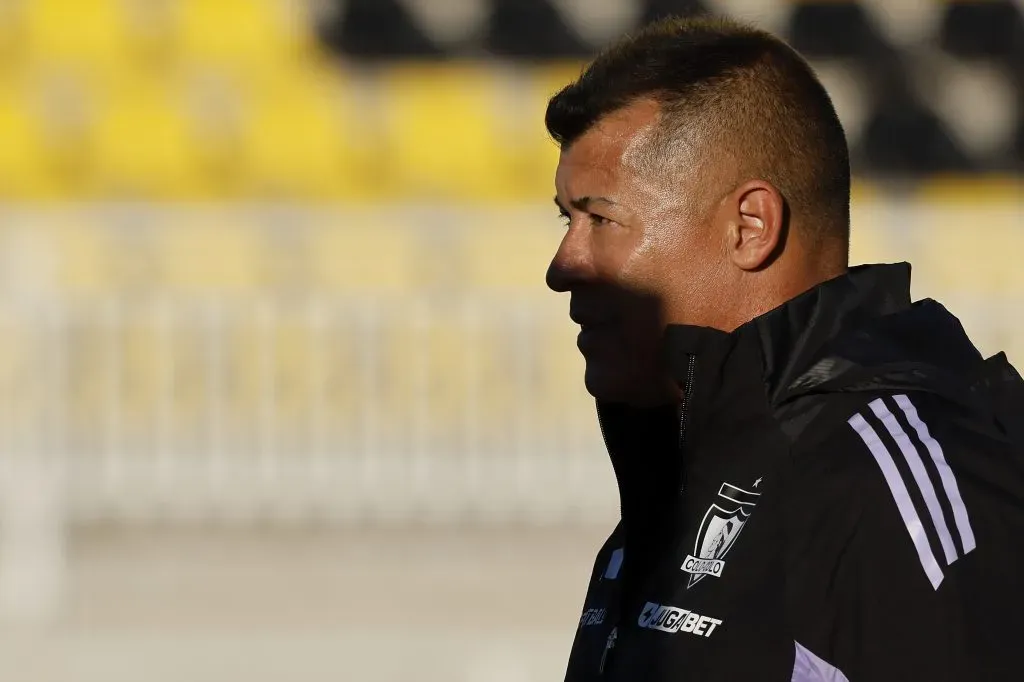Almirón está despedido de palabra, pero sigue dirigiendo a Colo Colo