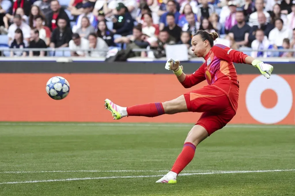 Tiane Endler, la cuarta mejor arquera del mundo en la historia del fútbol femenino.