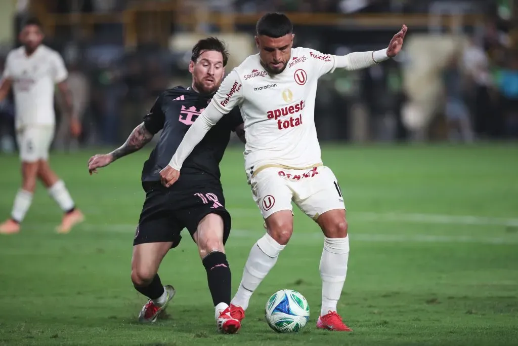 Rodrigo Ureña ante Lionel Messi en un amistoso de Universitario vs Inter Miami. (Raul Sifuentes/Getty Images).