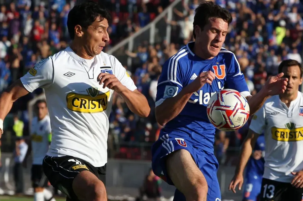 Pablo Contreras enfrenta a Ángelo Henríquez en un Superclásico. (ANDRES PINA/PHOTOSPORT).