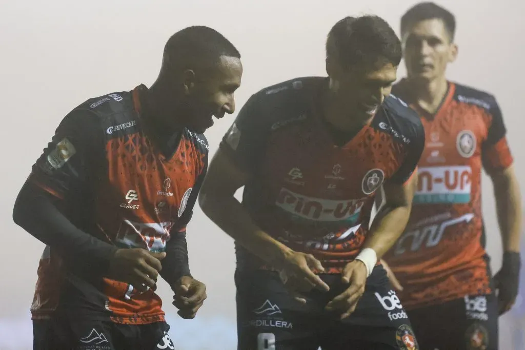 El bailado festejo de Luis Guerra con su compañero Nelson da Silva. (Andres Pina/Photosport).