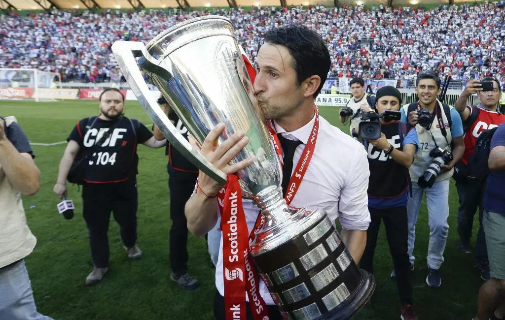 Beñat San José conoce el fútbol chileno: fue campeón con U. Católica | Photosport