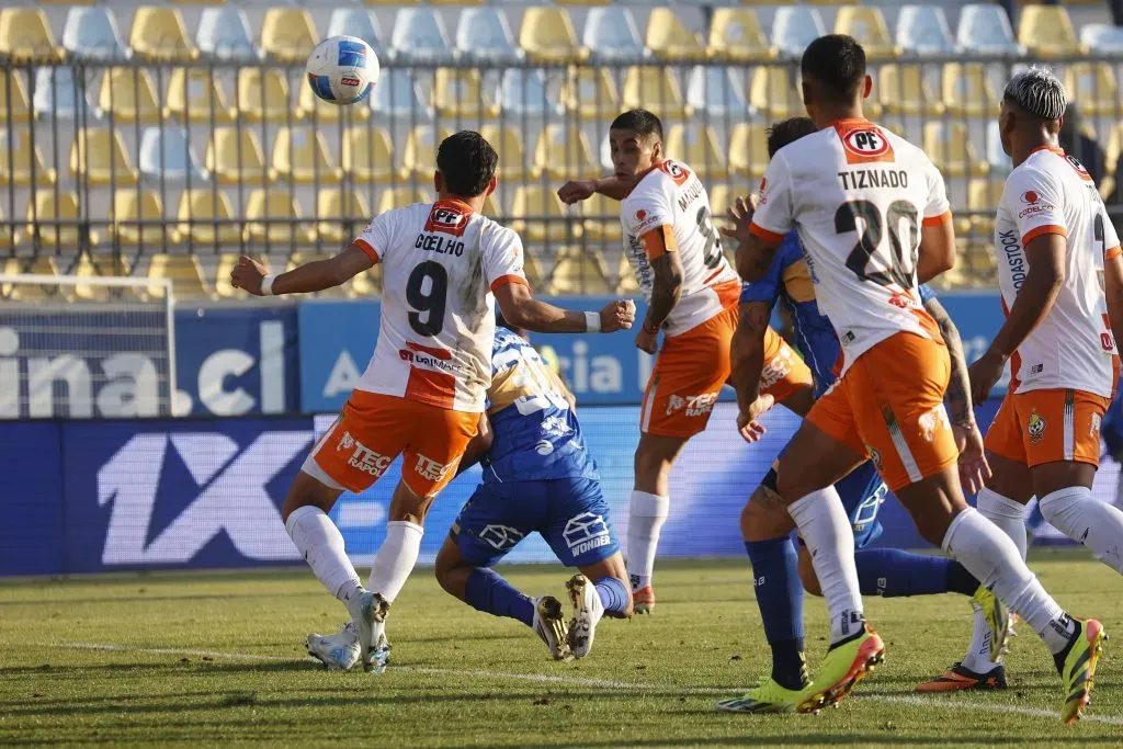 El cabezazo del Chorri Palacios para descontarle a Cobresal. (Raul Zamora/Photosport).