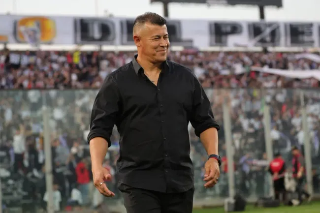 Jorge Almirón en el estadio Monumental. (Felipe Zanca/Photosport).