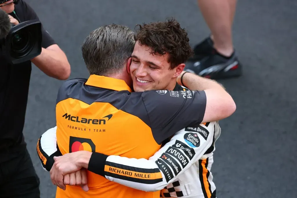 Zak Brown, director ejecutivo de McLaren, abraza a Lando Norris tras la victoria. Imagen: Getty