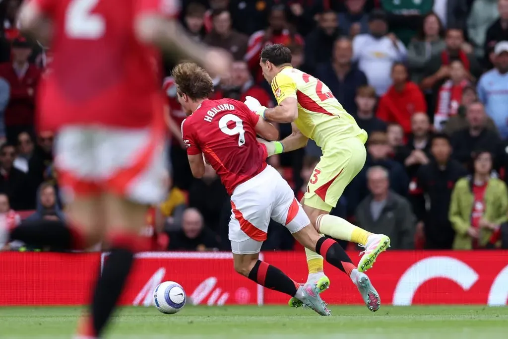 La torpe entrada de Emiliano Martínez que dejó al Villa con uno menos ante Manchester United. | Foto: Getty Images.