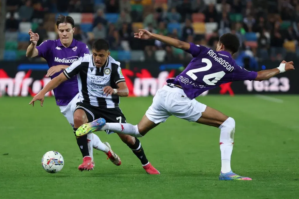 Alexis Sánchez fue titular en Udinese y Kosta Runjaic lo aplaudió cuando todos dicen que se va. Foto: Getty Images.