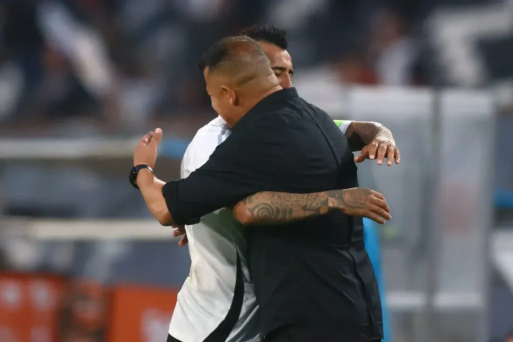 Desde la interna de Colo Colo aseguraron que los abrazos del plantel a Jorge Almirón fueron totalmente falsos. Foto: Photosport.
