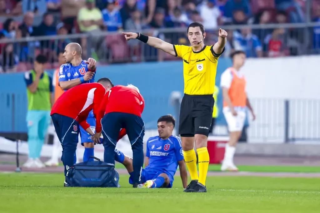 Franco Jiménez dirigió su primer clásico universitario en su carrera arbitral. Su desempeño lo tiene entre la lista de posibles candidatos a tener el parche FIFA muy pronto. Foto: Pepe Alvujar/Photosport