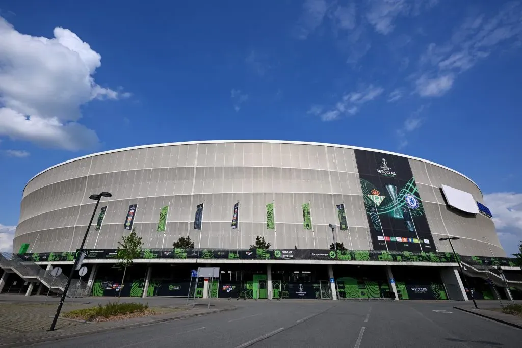Mientras el estadio espera por la final de la Conference League, en las afueras los hinchas de Betis y Chelsea se pelean. Foto: Getty Images.