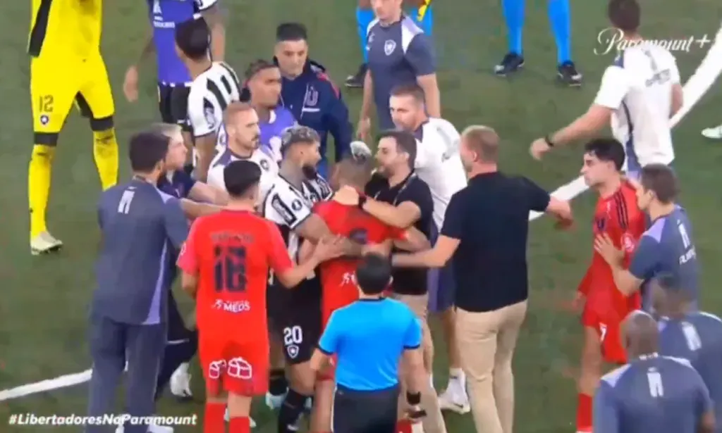 Leandro Fernández tuvo un final muy caliente tras la derrota ante Botafogo. (Captura Paramount).