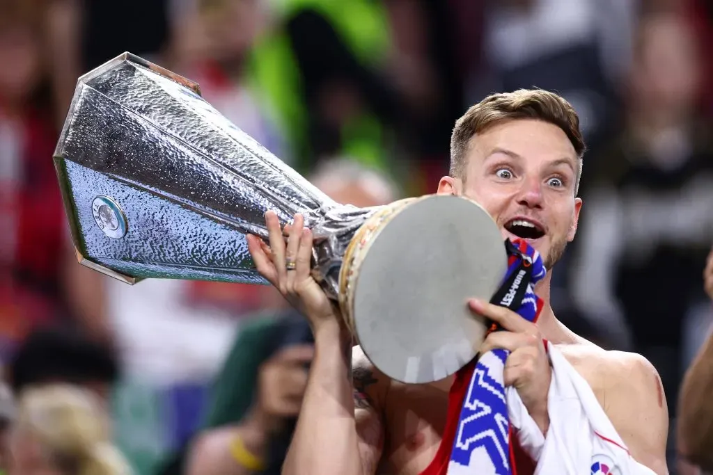 Rakitic levantando un trofeo que ganó con el Sevilla hace dos años en la Europa League