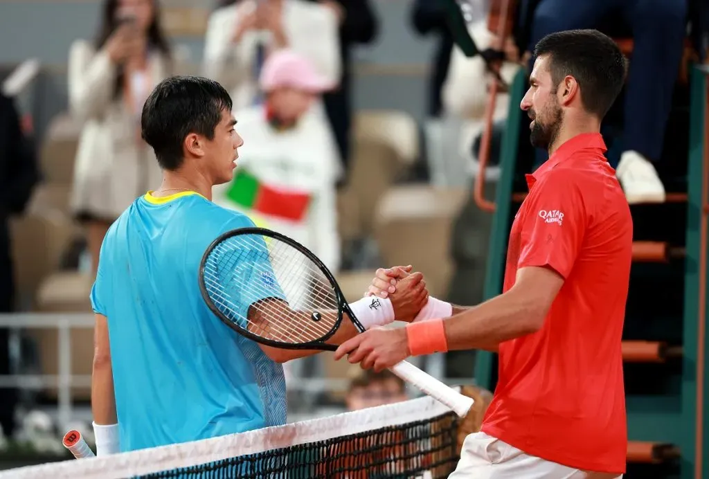 Mackenzie McDonald y Novak Djokovic en Roland Garros 2025 (Getty Images).