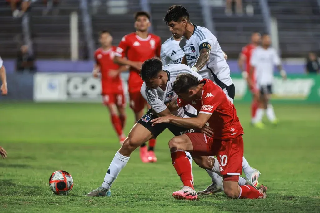 Walter Mazzantti en acción por Huracán en un amistoso ante Colo Colo. El jugador de Huracán también podría darles dinero a los ex controladores. (FocoUy/Photosport).