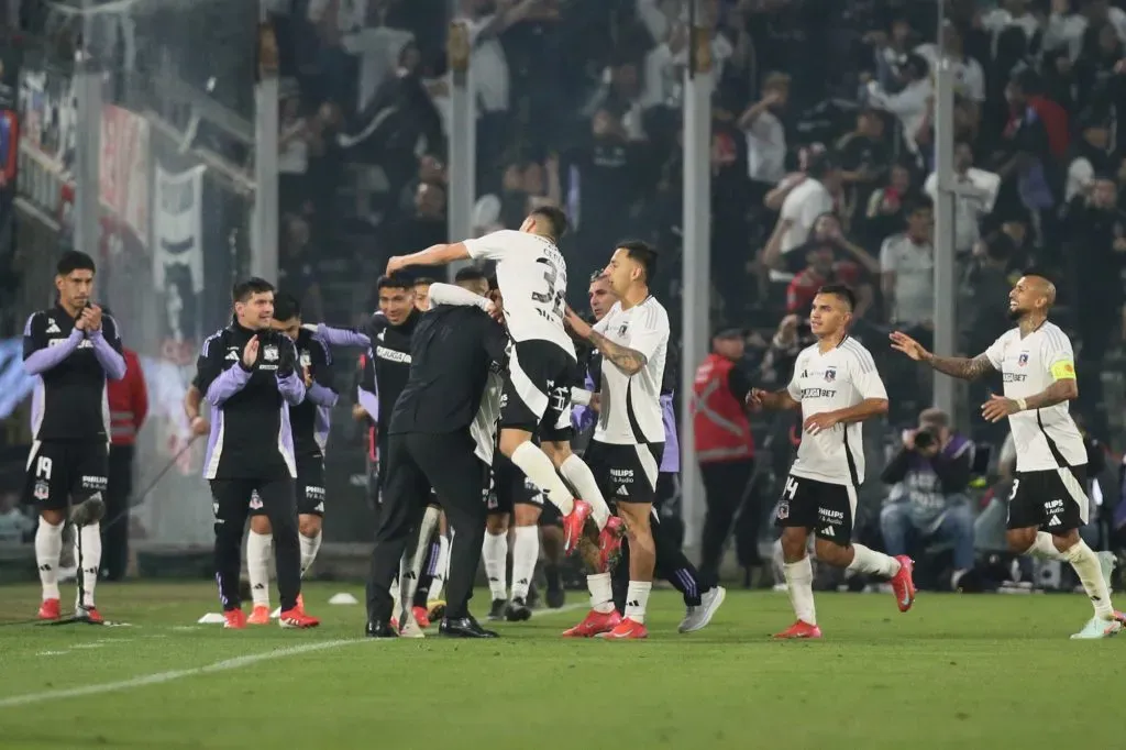 Almirón sigue en Colo Colo: la indignación de Vladimiro Mimica y Gustavo De Luca. El relator emula al Sapito Livingstone por el bochorno morrocotudo.