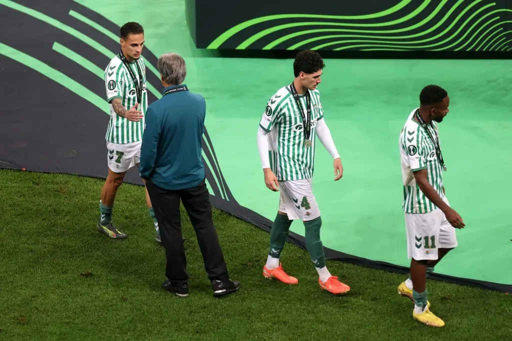 Manuel Pellegrini tras la derrota del Betis (Photo by Dean Mouhtaropoulos/Getty Images)