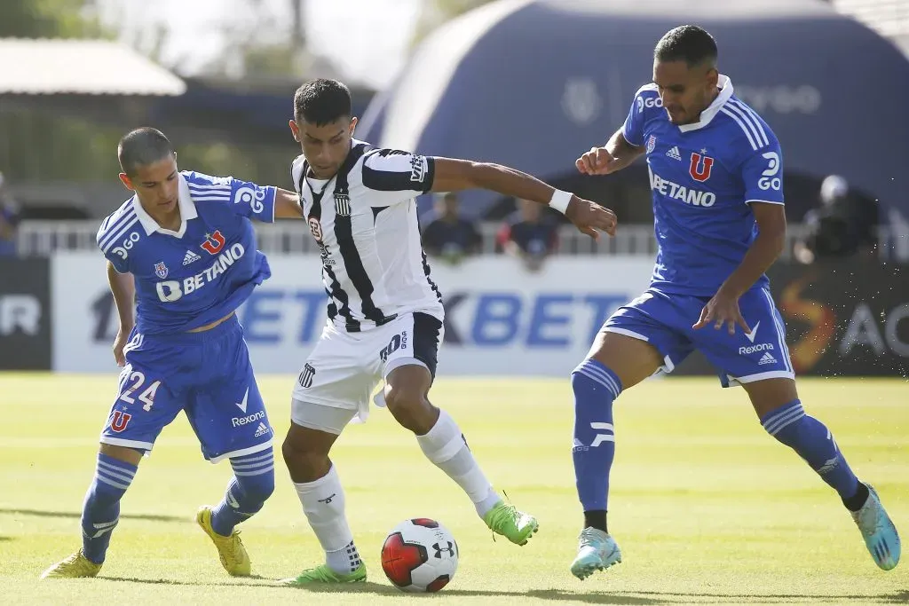Ulises Ortegoza en acción durante un amistoso ante Universidad de Chile en el CDA. (Jonnathan Oyarzun/Photosport).