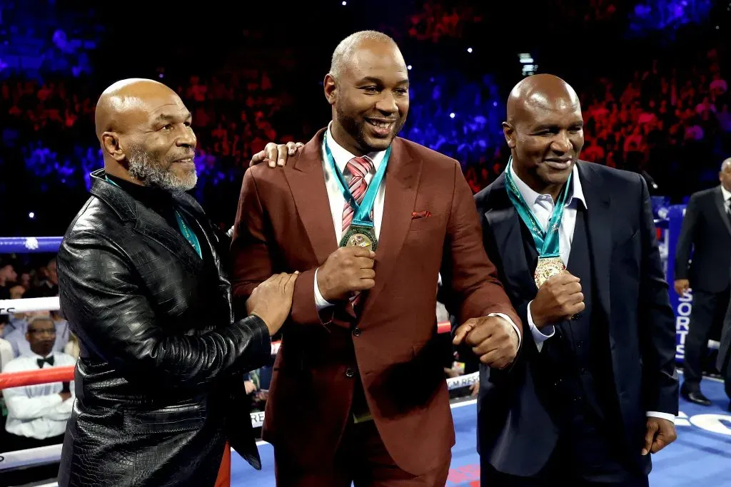 Mike Tyson, Lennox Lewis y Evander Holyfield durante un evento en 2020 en Las Vegas. (Foto: Al Bello/Getty Images)