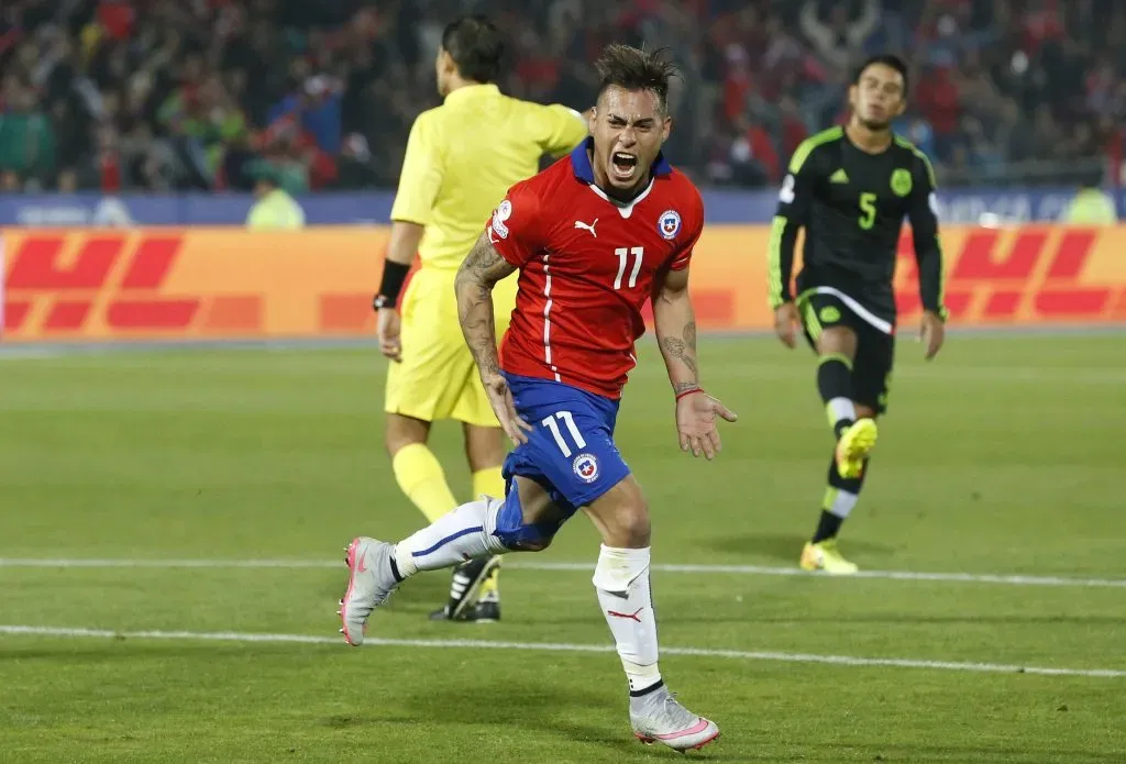 Eduardo Vargas celebra a la espalda del juez Víctor Carrillo. (Martin Thomas/Photosport).