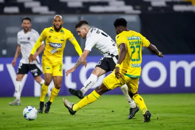 Víctor Felipe Méndez arrancó de titular en la victoria de Colo Colo sobre Atlético Bucaramanga. | Foto: Photosport.