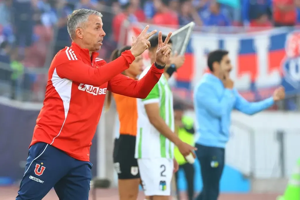 Gustavo Álvarez fue muy elogioso con su colega de O’Higgins, Francisco Meneghini, quien se ve de fondo. (Jonnathan Oyarzun/Photosport).