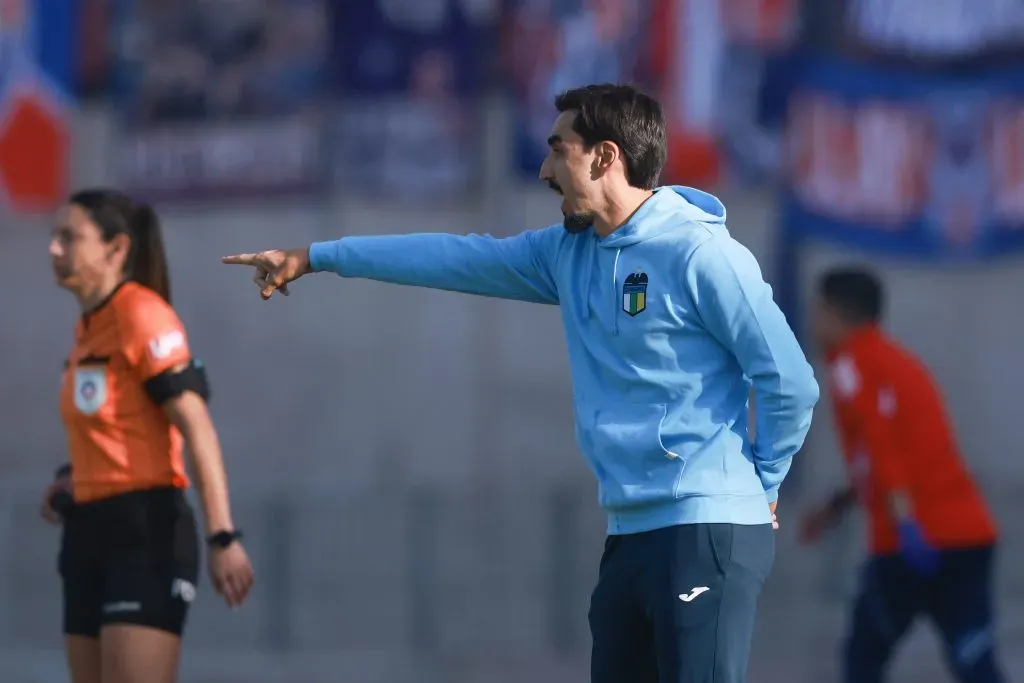 Paqui Meneghini da indicaciones en el Estadio Nacional, donde la U venció por 6-0 a O’Higgins. (Felipe Zanca/Photosport).