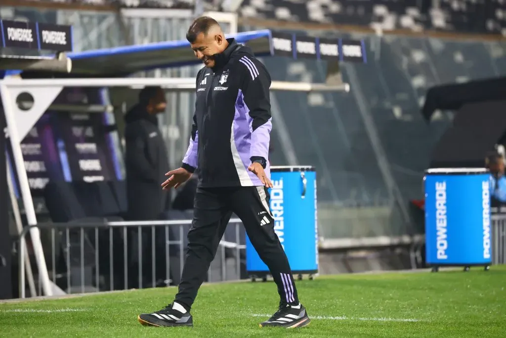 Jorge Almirón otra vez en problemas. Foto: Jonnathan Oyarzun/Photosport