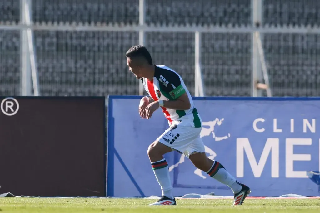 Futbol, Palestino vs Universidad Catolica.
Fecha 13, Liga de Primera 2025.
El jugador de Palestino Bryan Carrasco, centro, celebra su gol contra Universidad Catolica durante el partido de primera division disputado en el estadio La Cisterna en Santiago, Chile.
01/06/2025
Felipe Zanca/Photosport
Football, Palestino vs Universidad Catolica.
13st turn, 2025 First division league.
PalestinoÕs player Bryan Carrasco, center, celebrates his goal against Universidad Catolica during the first division match held at the La Cisterna stadium in Santiago, Chile.
01/06/2025
Felipe Zanca/Photosport