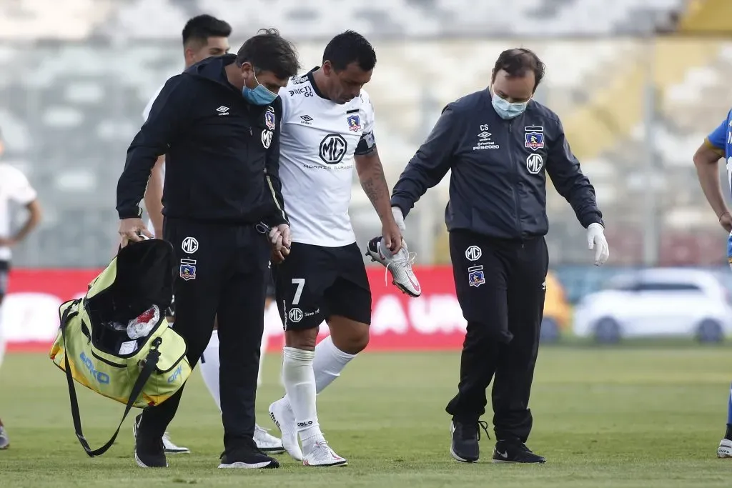 Wilson Ferrada conversa con Esteban Paredes mientras Cristóbal Sáez está un poco más lejos. (Marcelo Hernandez/Photosport).