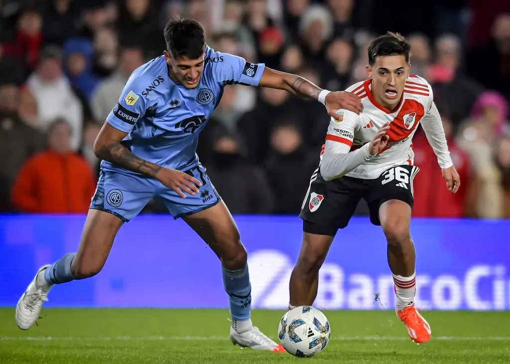 Mariano Troilo ante Pablo Solari en un duelo entre Belgrano y River Plate. (Marcelo Endelli/Getty Images).