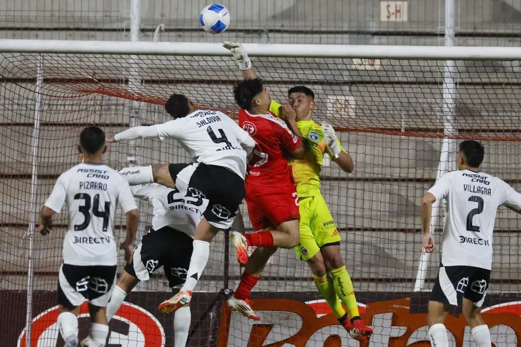 Brayan Cortés aleja más el peligro tras una ocasión muy peligrosa. (Andres Pina/Photosport).