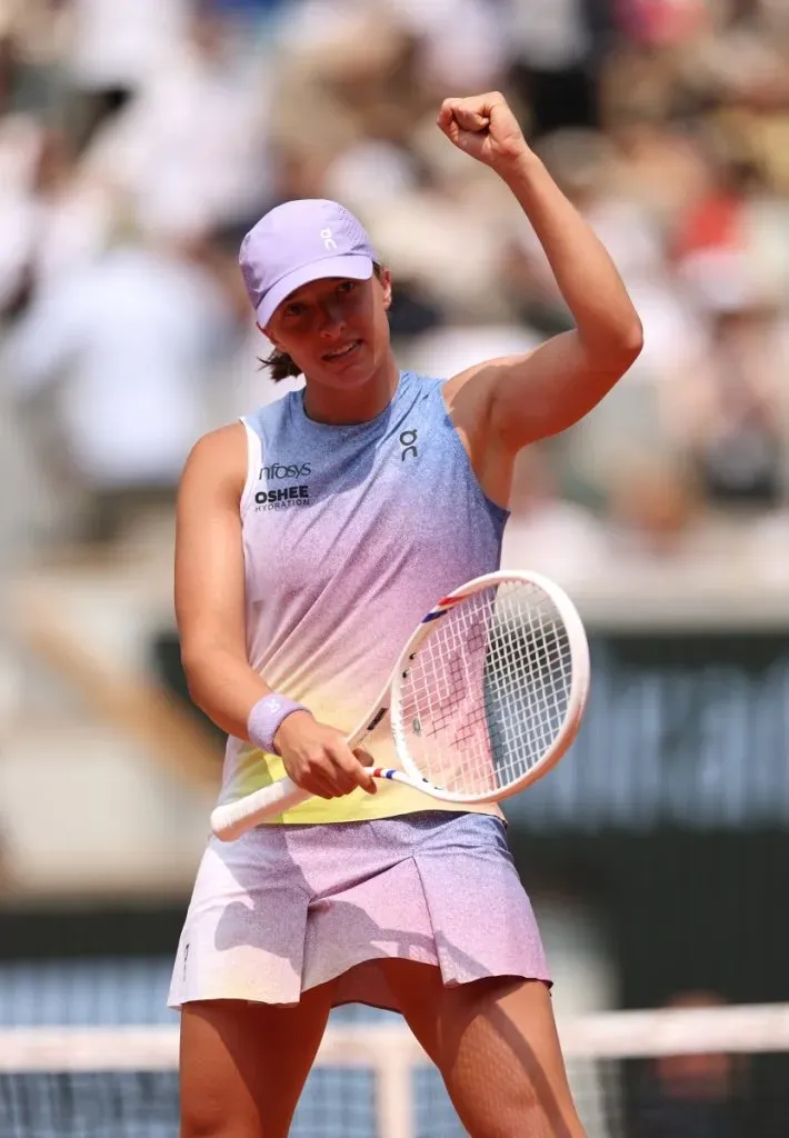 Iga Swiatek tras su victoria en el partido de cuartos de final de Roland Garros 2025 (Getty Images).