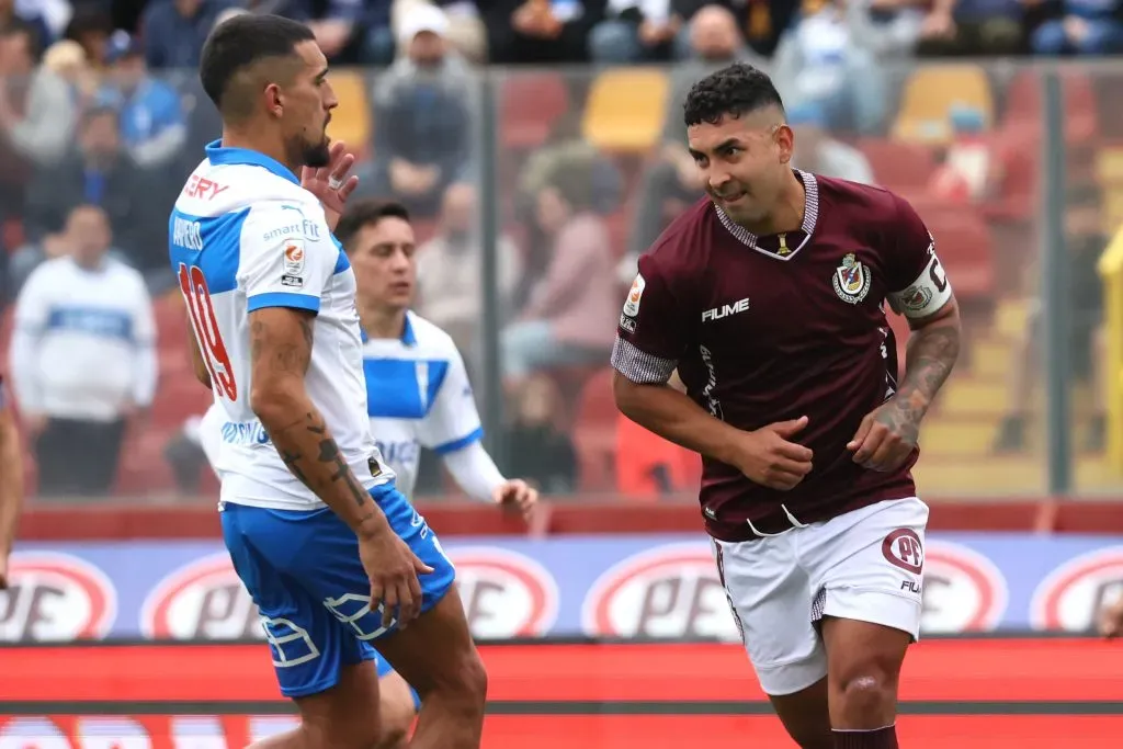 Jeisson Vargas le anotó a la UC de penal y lo celebró con mesura. (Dragomir Yankovic/Photosport).