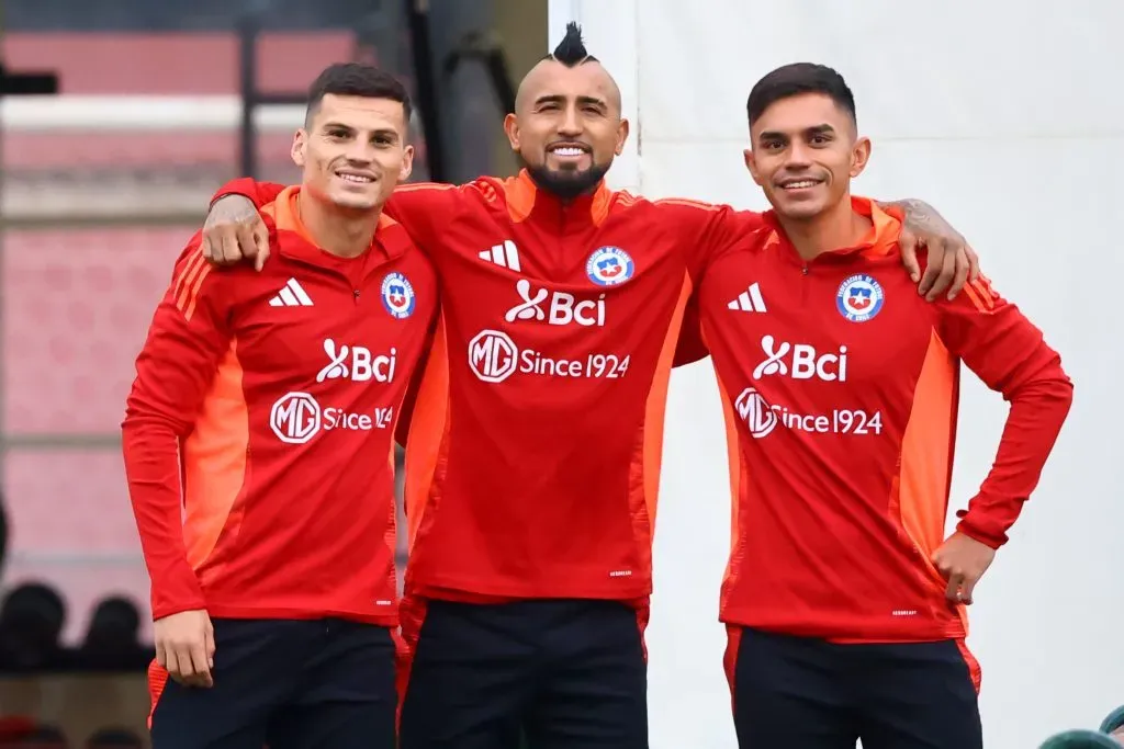 Johnny Herrera se mostró contrario a que Arturo Vidal y Vicente Pizarro sean titulares en la selección chilena. Foto: Photosport.