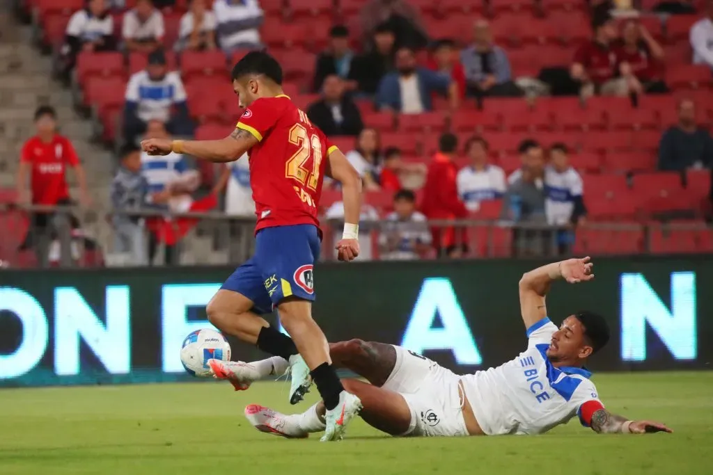 Nicolás Díaz lucha una pelota con Fernando Zampedri, pentagoleador del fútbol chileno. (Jonnathan Oyarzun/Photosport).