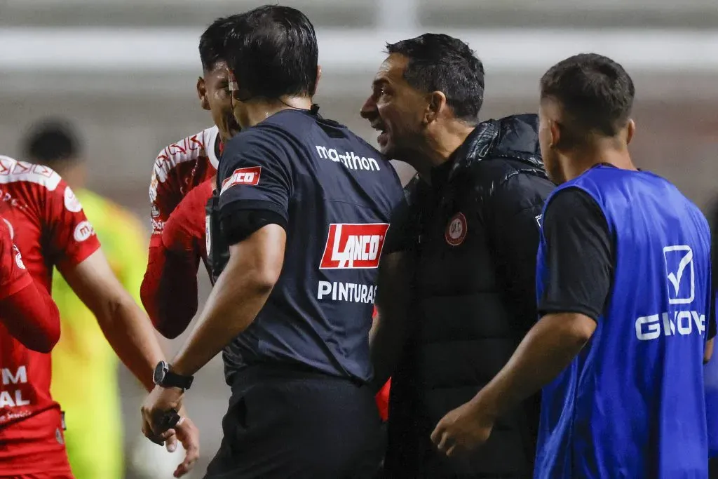 Walter Lemma encaró al árbitro y fue expulsado contra Colo Colo | Photosport