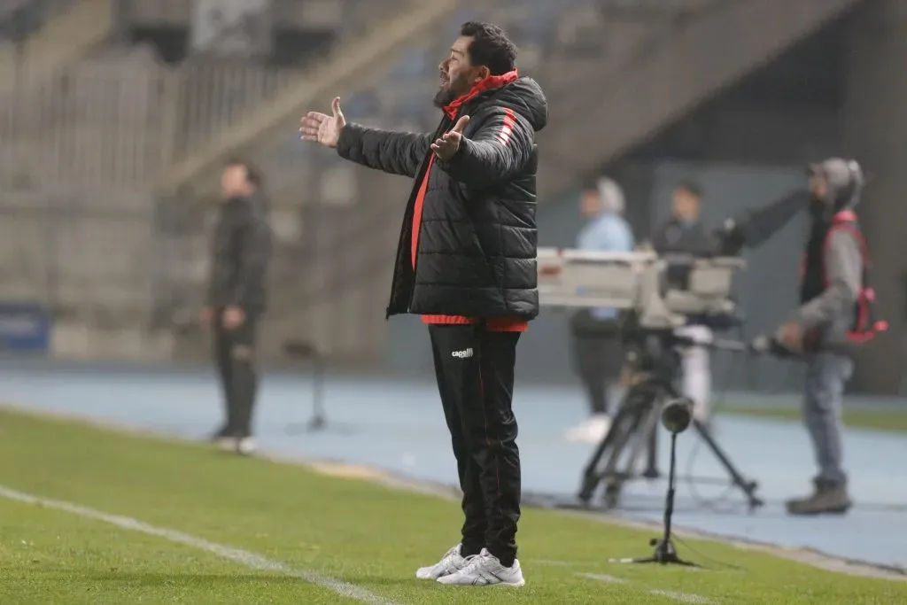 Pablo Sánchez se prueba el buzo de Universidad Católica. Foto: Photosport.